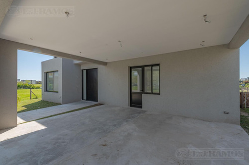Casa Al Lago En Venta En El Barrio Acacias, Puertos / Escobar