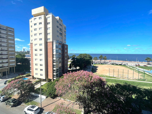 Alquiler Apartamento De 3 Dormitorios Con Garaje. Vista Despejada A La Rambla!