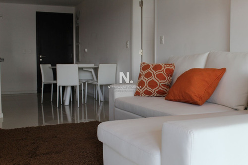 Apto 2 Dorm Y Medio, 2 Baños, Balcón- Ref: 1766