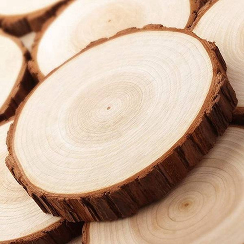 A Láminas De Madera De Pino Cortadas En Troncos De Madera,