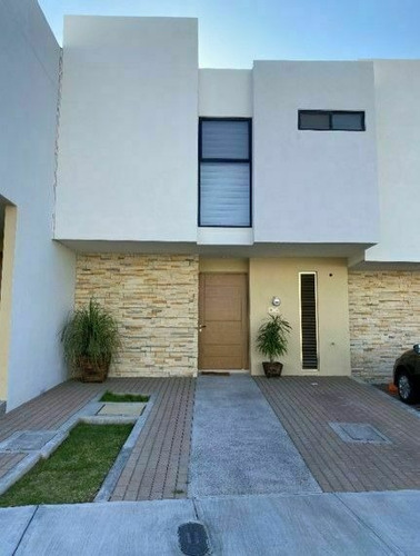 Imagen 1 de 17 de Se Renta Casa Semi.amueblada En El Refugio, Alberca, 2 Recam