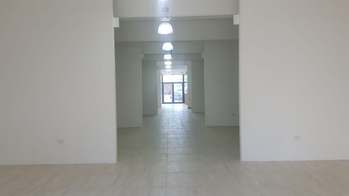 Imagen 4 de 8 de Amplio Local Con 4 Oficinas En Importante Zona Comercial.
