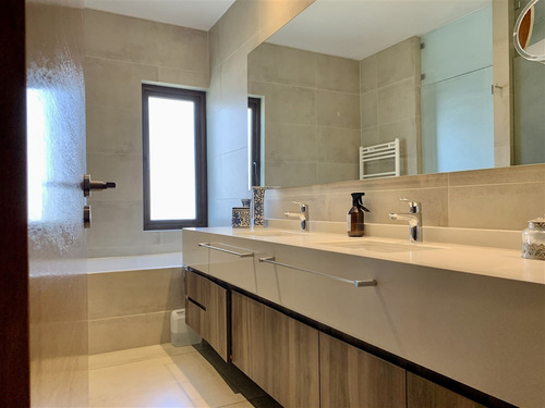 Condominio / Avenida La Dehesa / Bernardo Larraín