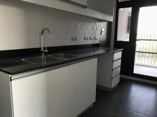 Apartamento 2 Dormitorios, 1 Baño, Vista Al Lago, Terraza, Piso Medio