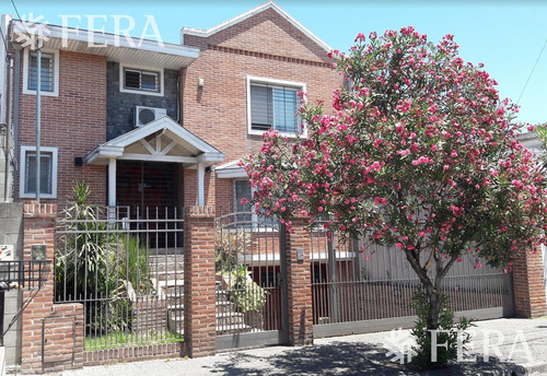 Venta De Hermosa Casa 4 Ambientes Con Amplio Fondo Libre, Cochera Y Parrila En Ezpeleta Este