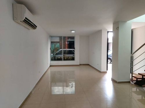 Imagen 1 de 8 de Town House En Urbanización El Castaño 04265330810
