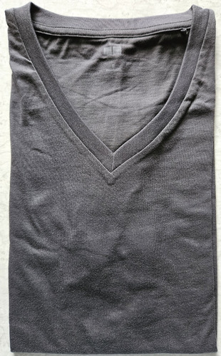 Remera Uniqlo Supima Color Gris Oscuro Talle M