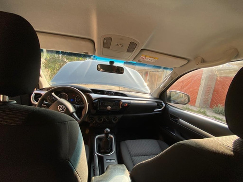 Imagen 10 de 18 de Excelente Camioneta Toyota Hilux 4x4 Sr, 65000km Del 2019