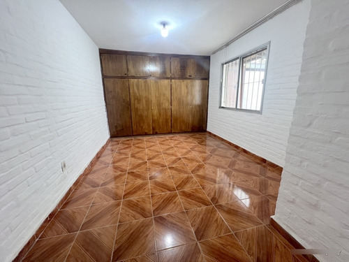 Alquiler De Hermosa Casa, Totalmente Reciclada, Piedras Blancas, 2 Dormitorios, Cochera, Baño, 2 Patios, Sin Gastos Comunes, Muy Segura!!