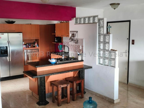 Apartamento En Venta En Los Chaguaramos. Yr242162. Apartamento 4hab 3 Baños, Maletero, Tanque De Agua; Muy Ventilado E Iluminado, Con Vista De 200 Grados Al Avila Y Panorámica De La Ciudad.