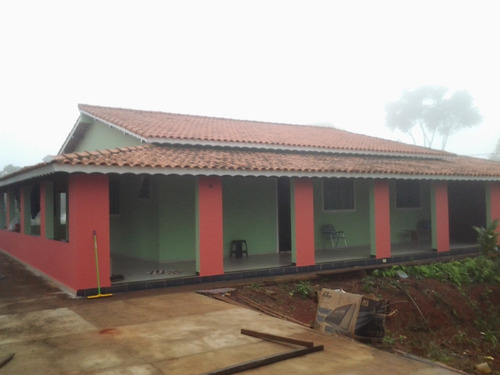 Casa Com 4 Cômodos, 2 Banheiros, Área De Serviço,