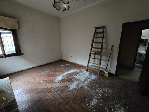 Venta Gran Lote De 10 X 37,45 Con Casa A Reciclar Y Galpón