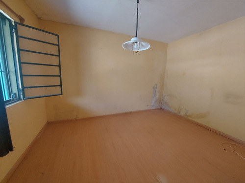 Casa Con Jardin , 2 Dormitorios, Cochera Y Apto Al Fondo