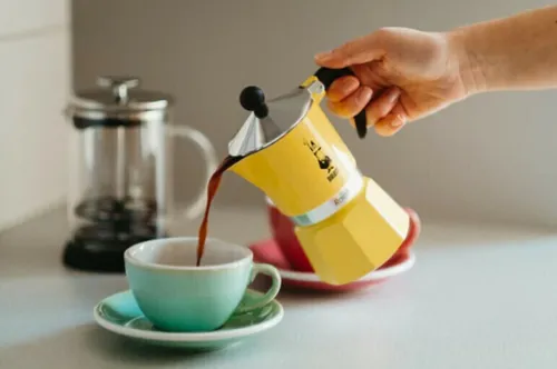 Cafetera Moka Italiana Bialetti Rainbow Amarilla 6 Pocillos