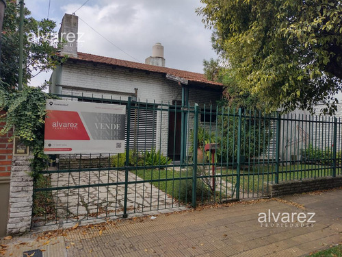 Venta Casa 2 Dormitorios Castelar Con Cochera