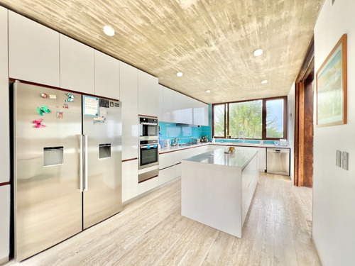 Gran Y Sólida Casa En Venta Con Privilegiada Vista, Zapallar