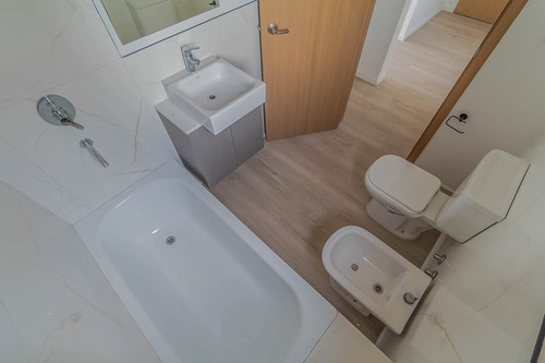 Venta De Monoambiente De Categoría Divisible Con Balcón En Piso Alto A Estrenar En Devoto C.a.b.a