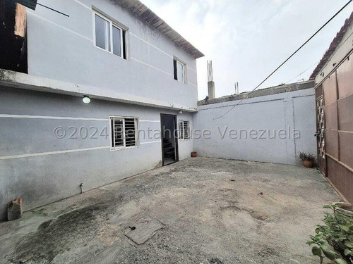Amplia Y Conservada Casa En Venta Centro - Oeste De Barquisimeto. Calle 46 / 24-22590 As-a