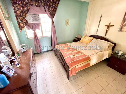 Amplia Y Cómoda Casa En Venta Al Oeste De La Ciudad, Posee Gran Distribución Interna Para El Disfrute De Tu Familia