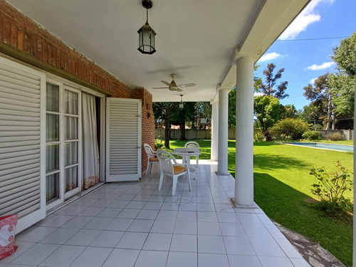 Casa Con Hermoso Parque Y Piscina En Manuel Alberti