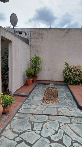 Imagen 14 de 16 de Duplex 3 Ambientes. Con Cochera Y Patio Con Parrilla. Se Escuchan Ofertas. Muy Buena Ubicación