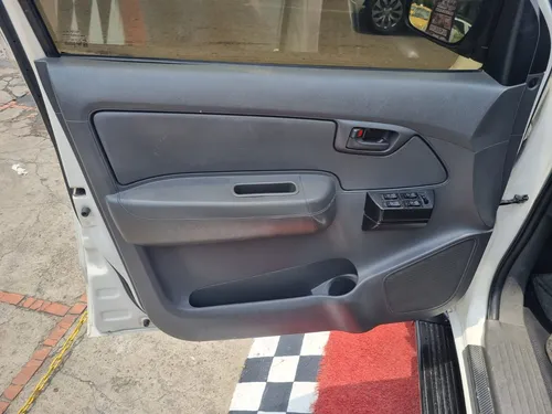 Toyota Hilux 2.7 MT 4X2