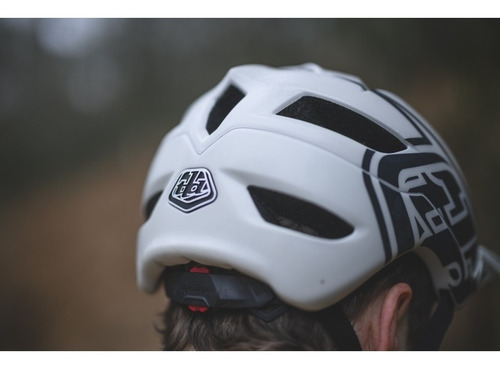 Imagen 4 de 10 de Casco Troy Lee Designs A1 Drone Silver. Carbonobikes