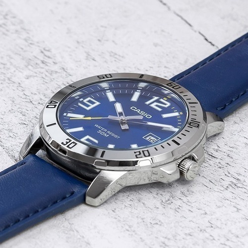 Reloj de pulsera Casio Dress MTP-VD01D-1BVUDF de cuerpo color plateado, analógico, para hombre, fondo azul, con correa de cuero color azul, agujas color gris, blanco y amarillo, dial blanco y plateado, minutero/segundero plateado y amarillo, bisel color plateado y hebilla simple