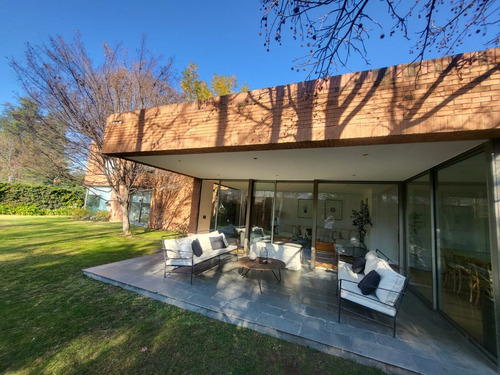 Colegio Everest/ Gran Casa 6 Dorm, 2 Salitas Estar, 1000 Mt2