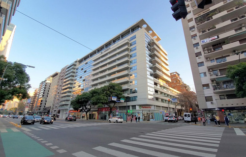 Venta Tres Ambientes. Balcon Al Frente. Luminoso. Seguridad 24hs. Amenities. Cochera. Liberateur