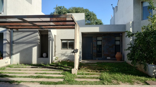 Venta Casa Barrio Campo De Vuelo Etapa 4, Zona Norte