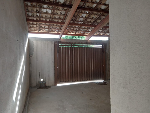 Duas Casas Germinadas Com 4 Cômodos, Garagem, Quintal E Lavanderia