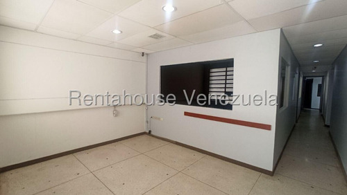 Dalisa Bigott Alquila Casa Comercial En Carmen Victoria, Este De Barquisimeto | 410 M², Aire Acondicionado Central, Estacionamiento Para 4 Vehículos | #25-18093