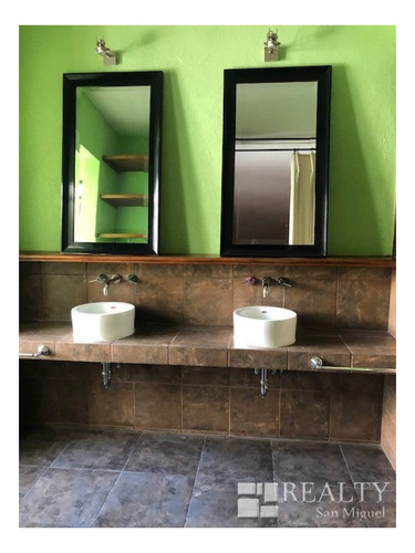 Imagen 17 de 23 de This Home Is Alive With Color, Light, And Artistic Details!