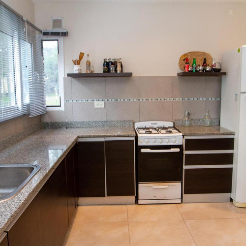 Moderna Casa En Venta En Selene Esq. Etoneo, Zona Norte- Pinamar. 4 Dormitorios- Gas Natural