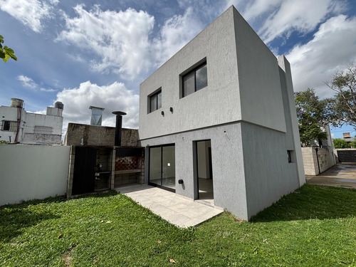 Duplex En Venta - 2 Dormitorios 2 Baños - 207mts2 - Villa Elisa