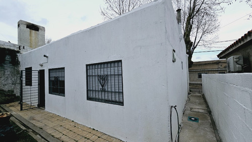 Casa De 3 Dormitorios Y Terreno. Muy Buena Propiedad Céntrica De Múltiples Aplicaciones. Las Piedras En Venta