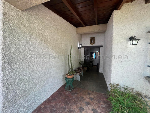 Linda Casa Al Estilo Colonial En Venta En Prados Del Este Yf