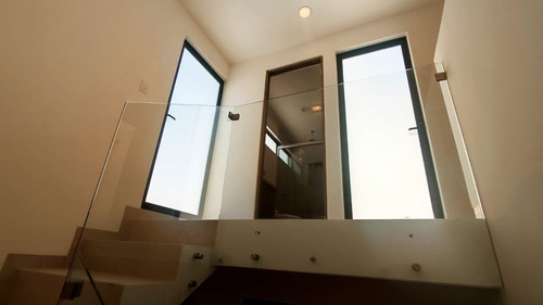 Casa En Venta Entre El Refugio Y Zibata, Estudio O 4ta Recamara, 3.5 Baños