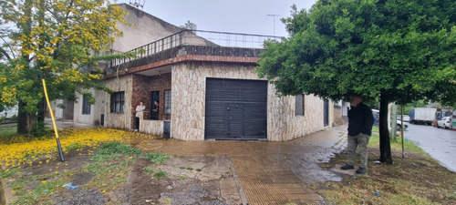 En Venta En Villa Bosch Casa De 3 Ambientes Con Local Garage Y Fondo Ficha 9682