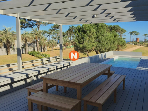 Excelente Oportunidad. Hermosa Casa Con Piscina.- Ref: 214285