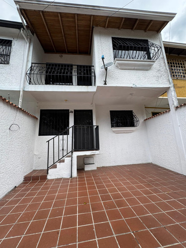 Ms Casa En Alquiler En La Av Rotaria