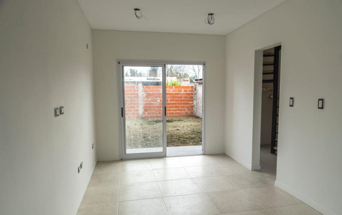 Duplex Venta 2 Dormitorios 2 Baños Cochera Y Jardín Terreno 100 Mts 2- Ringuelet