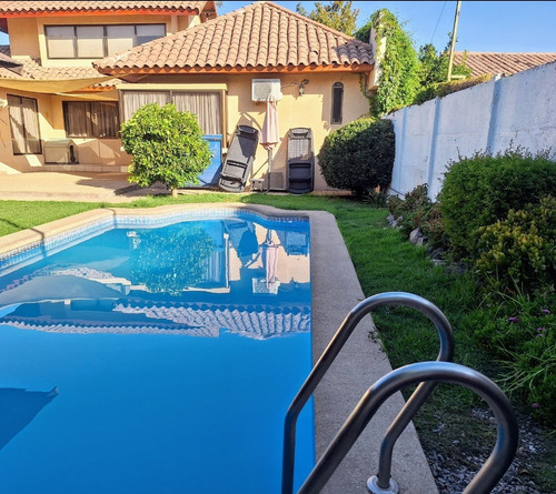 Casa En Venta De 4 Dormitorios. En Condominio En Los Andes