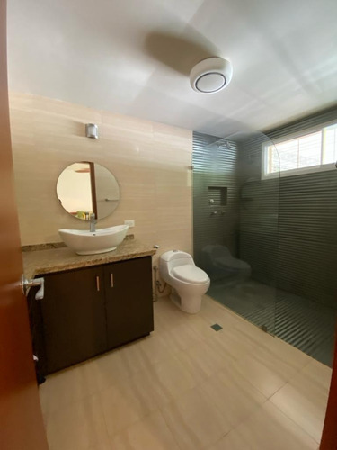 Venta Hermosa Casa Remodelada Con Piscina En Calle Cerrada Con Vigilacia Privada. Cuenta Con El Servicio De Agua Permanente.