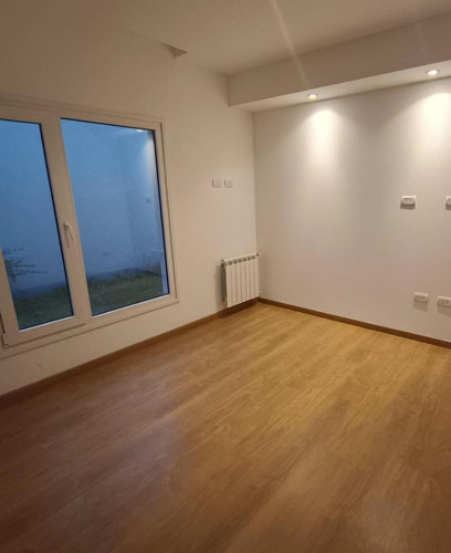 Casa En Venta - 4 Dormitorios 3 Baños - Cochera - 650mts2 - Tandil