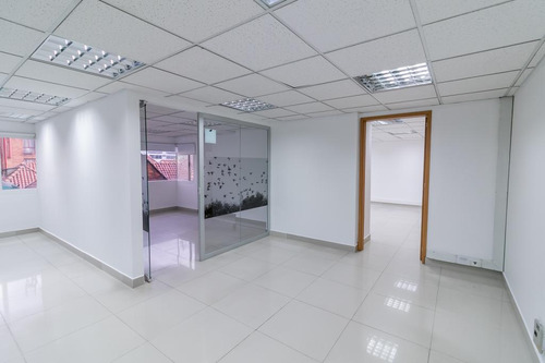 Oficina En Arriendo En Centro Internacional. Cod A1094004