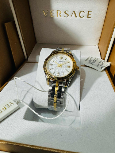 Reloj Versace Para Dama Plata Con Fondo Blanco