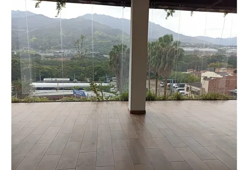 Se Arrienda Local Comercial Nuevo En Copacabana.