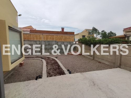 Casa En Sector Residencial A Excelente Valor